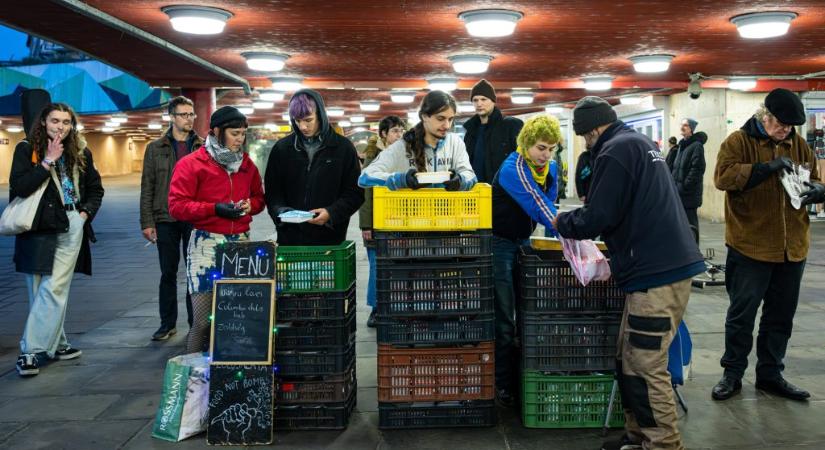 „Az a cél, hogy láttassuk a szegényéget és a pazarlást” – punkok osztanak vegetáriánus ételt hajléktalanoknak