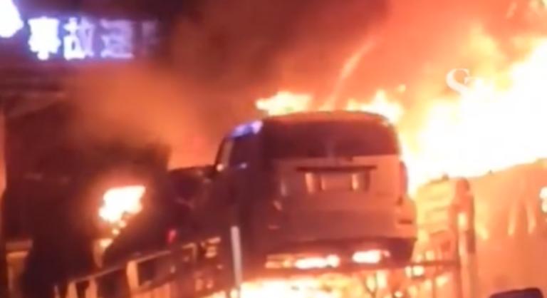 Tömegbaleset Japánban, több mint 50 jármű ütközött össze, lángokba borult az országút