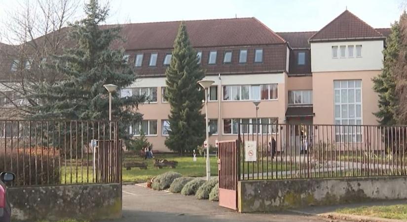 Ököllel ütötte és rugdosta a tanárnőt egy kamaszfiú Egerben  videó