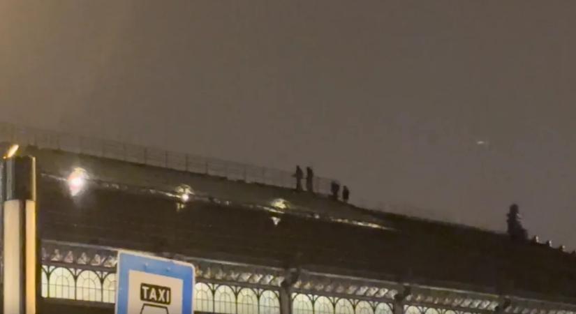 Páran felmásztak a Nyugati pályaudvar tetejére szelfizni, a MÁV feljelentést tett a rendőrségen