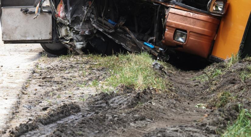 Szörnyű buszbaleset: 10 halott, 32 sérült