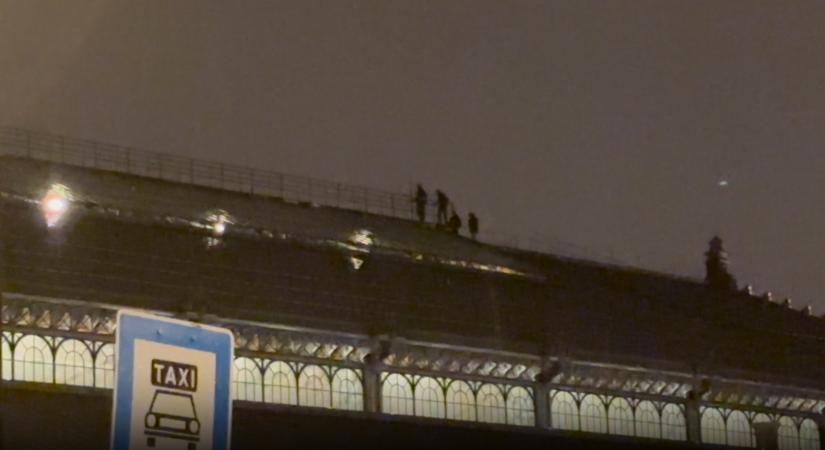 Négyen a Nyugati tetején, a MÁV feljelentést tett