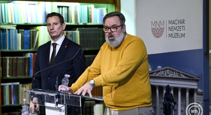 L. Simon László bejelentette, időnként láthatatlanná válik a koronázási palást