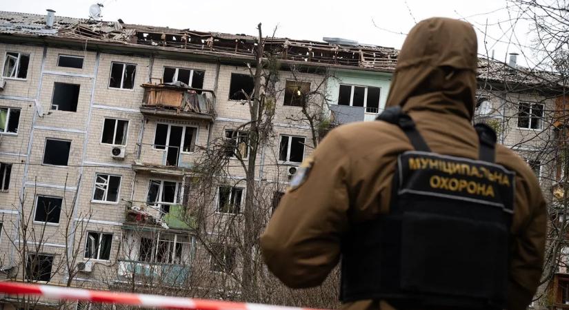 Éjszakai támadás Kijevben: lakóházak, benzinkutak égtek