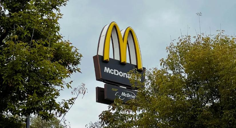 Beszorult az autója és a McDrive fala közé, meghalt a férfi