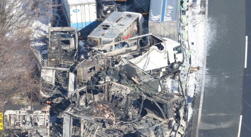 Tömegbaleset az autópályán: a hó miatt ütközött több mint 50 autó