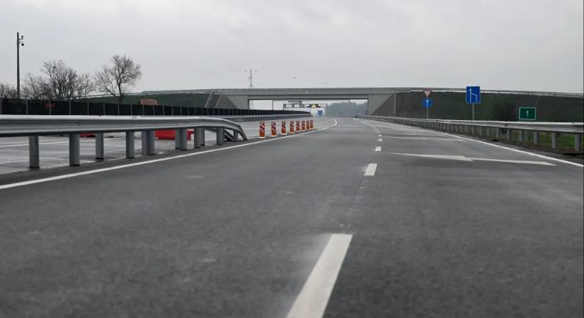 Leáll újévkor az útdíjfizetés, előre meg kell venni az e-matricát