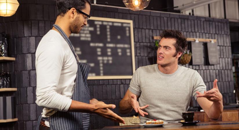 Iszonyatosan megalázta egy vendég az étterem dolgozóját, a főnök reakciójától mindenkinek elállt a szava