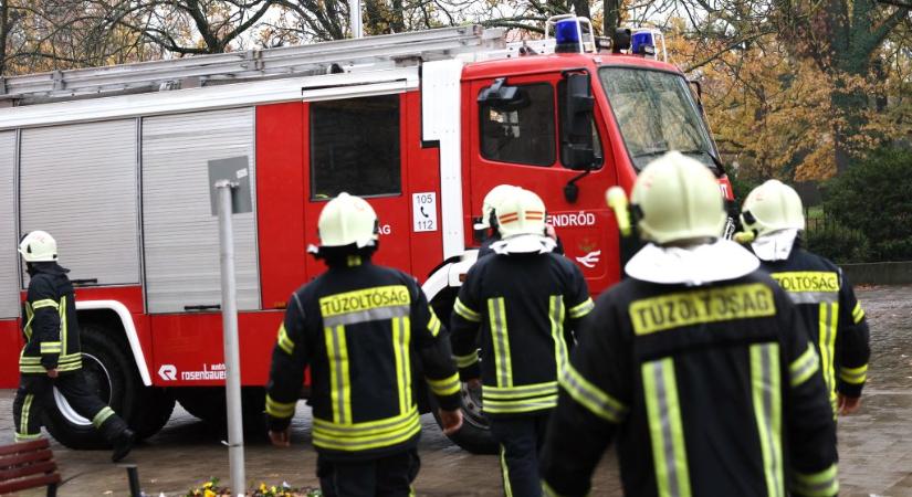 Tűzhelyen felejtett étel, égve hagyott gyertyák – 413 alkalommal riasztották a tűzoltókat karácsonykor