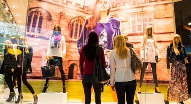 Év végi bolti roham jöhet: a leárazások és ajándékvisszacserék felpezsdítik a kereskedelmet