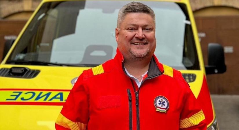 „Na szia mentő!" – Milliók ismerik a hangját, kevesen tudják, ki van mögötte: bemutatjuk a hős mentésirányítót