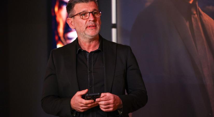 Kárász Róbert megmutatta 15 évvel fiatalabb feleségét és kisbabájukat, szem nem marad szárazon a kislány nevétől