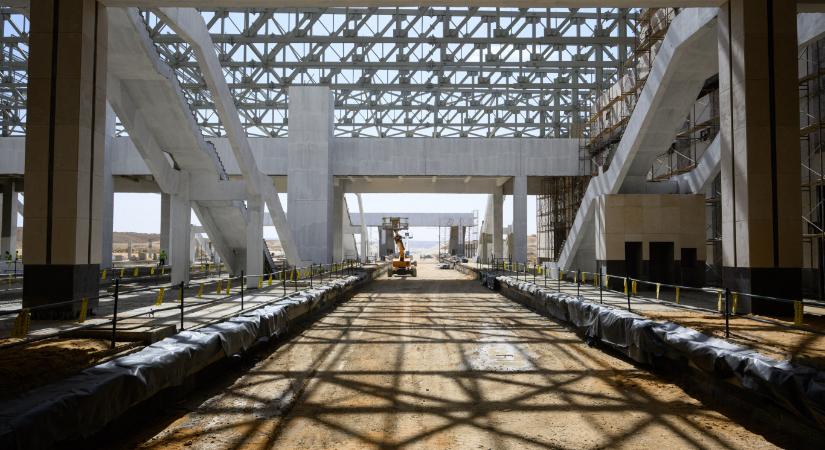 „Sínekre helyezett Szuezi-csatorna” épül Egyiptomban