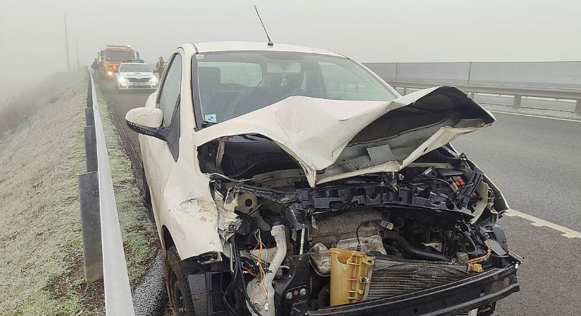 Fotókon az M43-as baleset helyszíne, ahol több autó is összeütközött szombat reggel – galériával