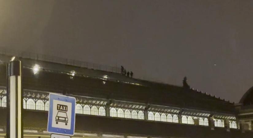 Felmászott a Nyugati pályaudvar tetejére négy fiatal