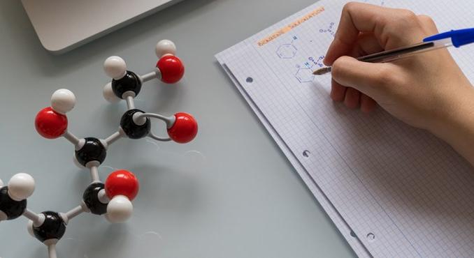 Érettségi 2026: mutatjuk az emelt szintű kémia szóbeli vizsga témaköreit