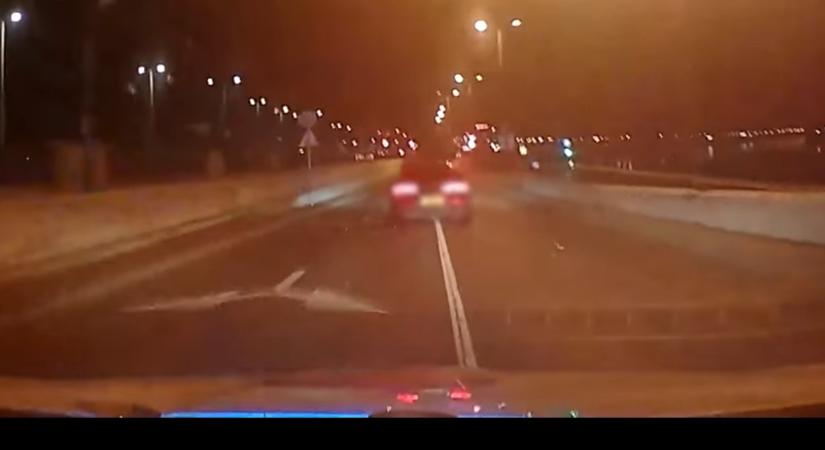 Durva hajsza volt Budapesten, így kergettek egy mercist a rendőrök