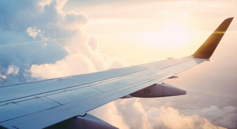 Te mit tennél, ha a reptéren találnál 3500 eurót? Egy 72 éves férfi rosszul döntött – és a kamerák mindent láttak