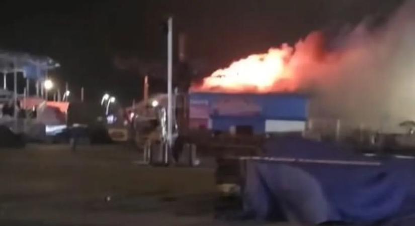 Brutális tűz pusztított a vidámparkban - felvételen a tragédia