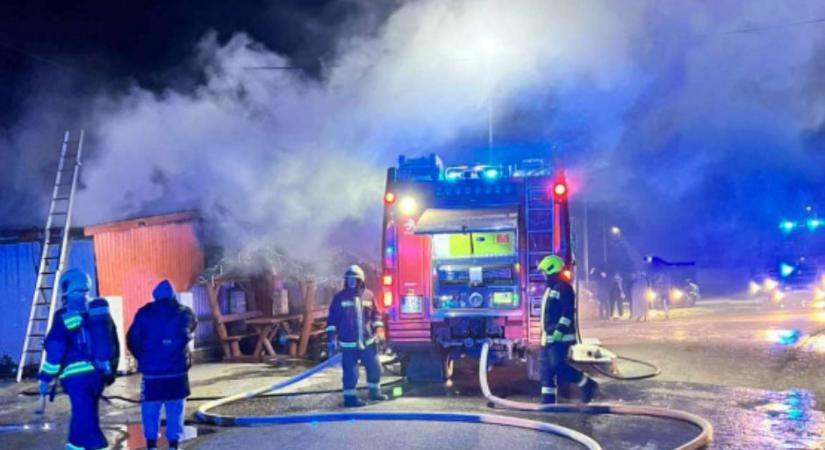 Három egybeépített lakóház égett Ongán