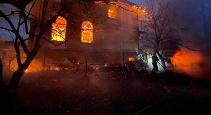 Kijevet éjjel két hullámban támadták az oroszok drónokkal és rakétákkal, 7 kerületben keletkeztek károk