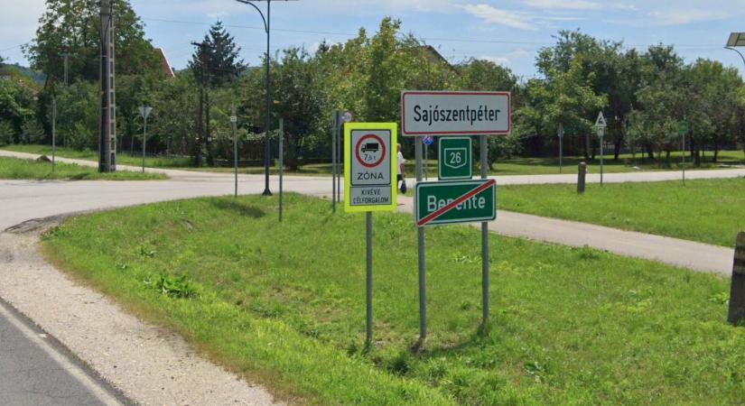 Árokba borult egy autó Sajószentpéteren