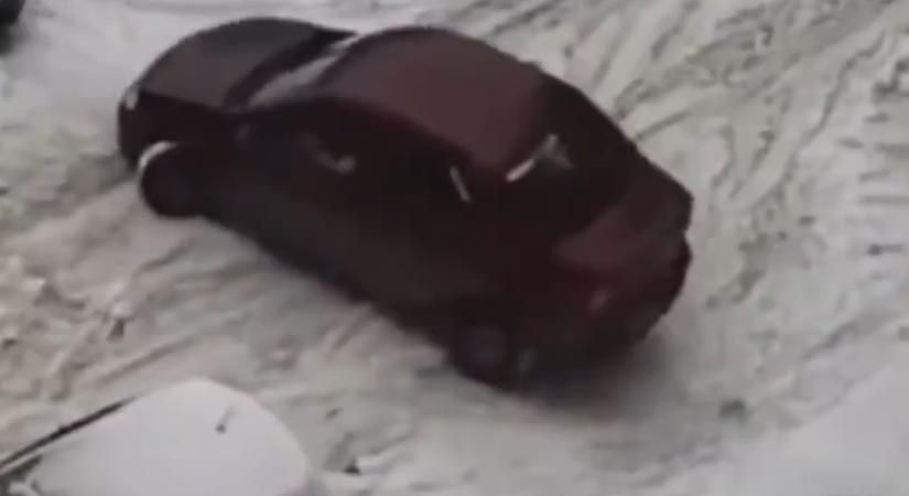 Művészi szintre emelte a párhuzamos parkolást, lehet irigykedni rá