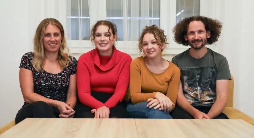 „Számunkra ő már családtag” – Nem átlagos önkéntes munka: egy tényleges életfogytiglanra ítélt rabbal leveleznek Gabrielláék