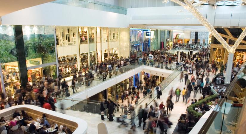 Komoly akciók miatt rohamozzák a magyarok a boltokat – ezt találták ki nekik a bankok