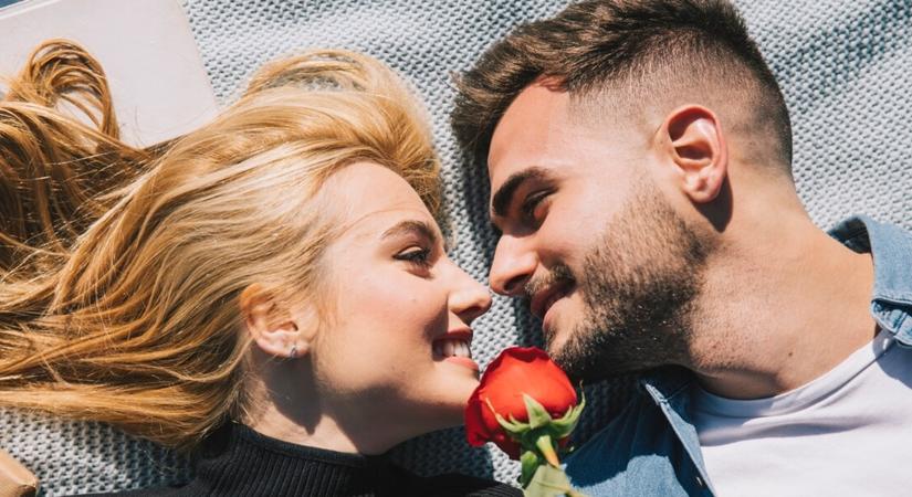 Kivel koccan a pezsgőd? A szerelmi horoszkóp szerint január 1-jén valaki végleg elrabolja a szívedet