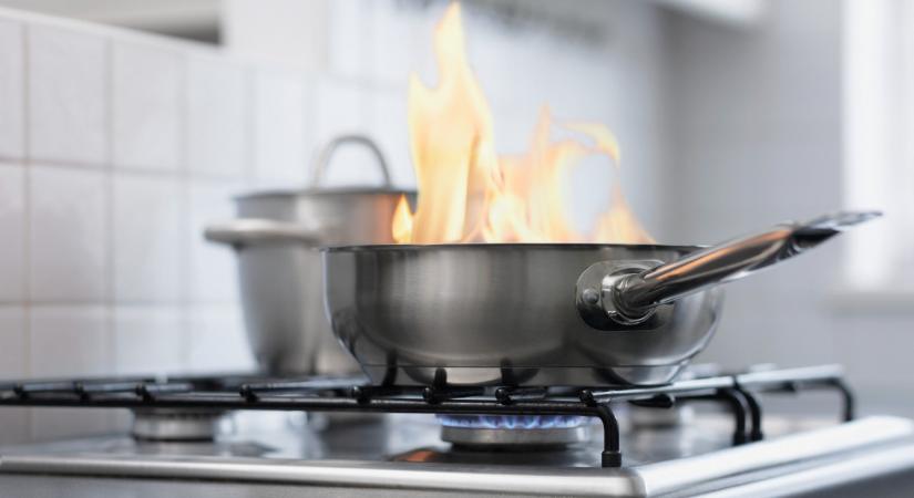 Tűzhelyen felejtett olaj, kigyulladt ebédlőasztal: volt dolguk a tűzoltóknak karácsonykor is