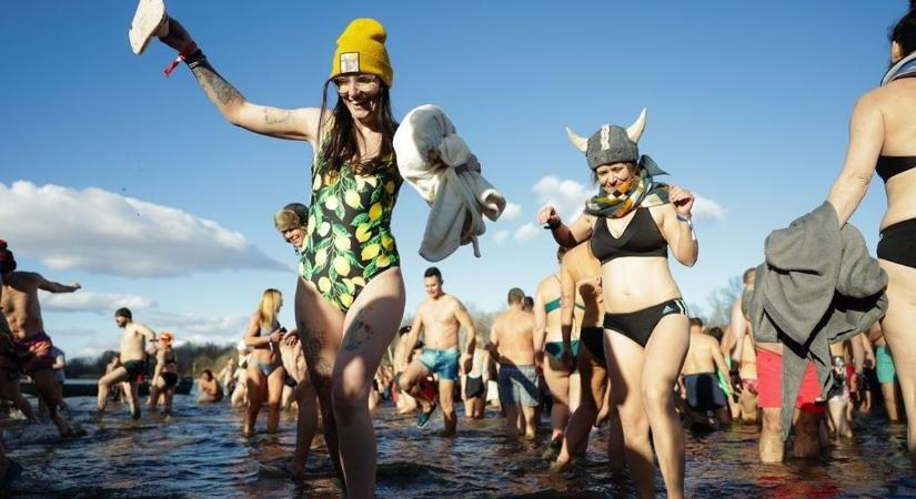 Az igazán merészek ismét csobbanhatnak a jeges Tisza-tóban