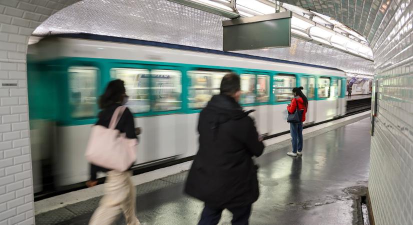 Késes támadás történt a párizsi metróban, több nőt is megsebesítettek