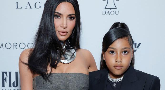 Kim Kardashian és Kanye 12 éves lánya gyémánt fogsorral karácsonyozott