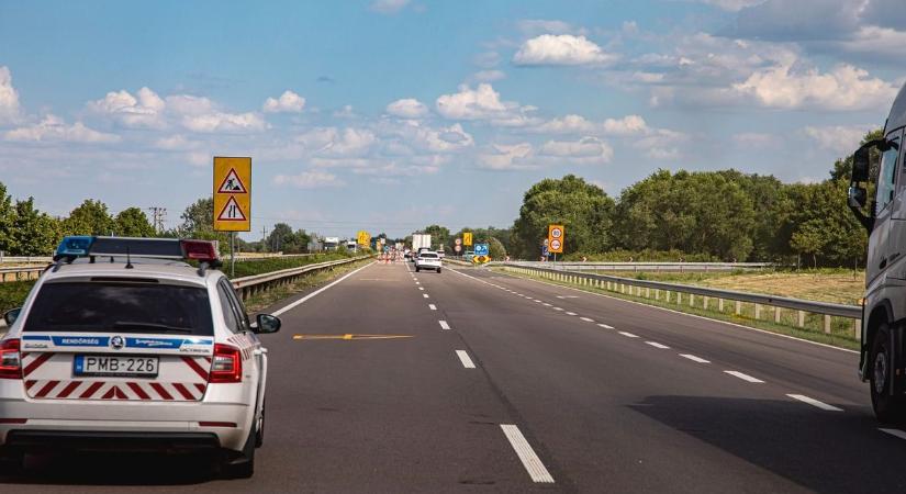 Gyerekeket szállító busz szenvedett balesetet: átszakította a szalagkorlátot az M3-ason