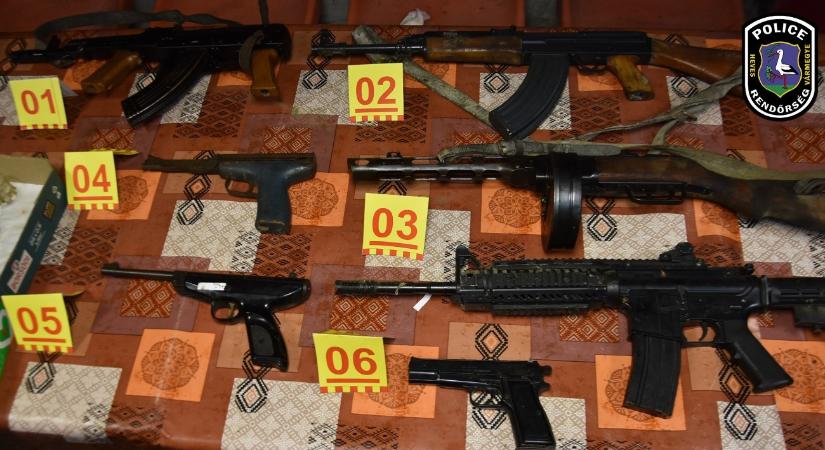 Egész fegyverarzenált találtak két férfinél a rendőrök Hevesben