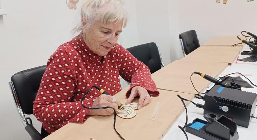 A pirográfia technikájával ismerkedhettek meg a szeniorok a komáromi Szinnyei József Könyvtárban