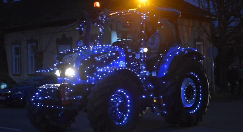 Kenderestől Túrkevéig összefogtak: traktorokkal érkezett az ünnep Karcagra – videóval