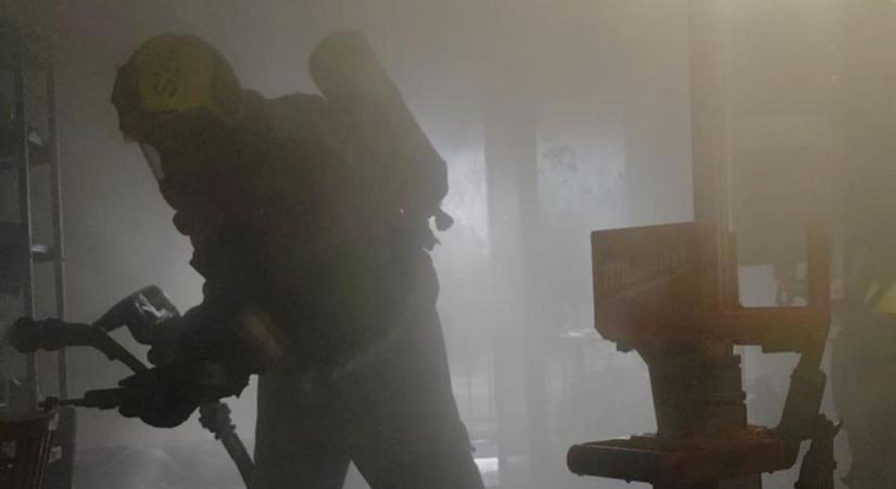 Lángra kaptak az asztalok és a székek, füstmérgezést szenvedett több ember