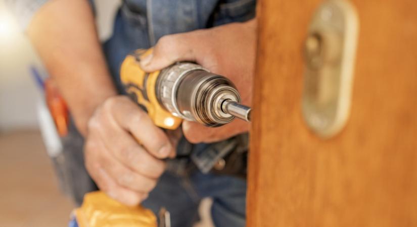 Meglepő dologra bukkant a nő az ajtóvasalat mögött a felújítás során