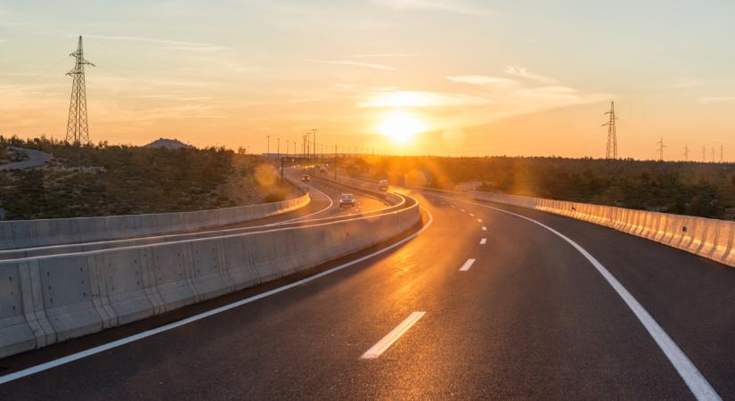 Autósok, figyelem! Leállás lesz az útdíjfizetésben, órákon keresztül nem lehet majd autópálya-matricát venni