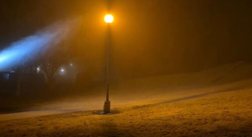 Szánkózásra fel! Hódmezővásárhelyen friss hó lepi a Somogyi-dombot – videóval