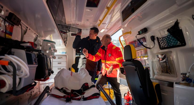 Több mint száz új mentőautóval bővül az OMSZ flottája