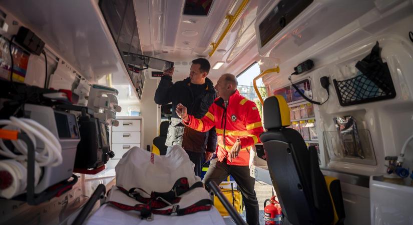 2026 végéig 101 új mentőkocsit kap az Országos Mentőszolgálat