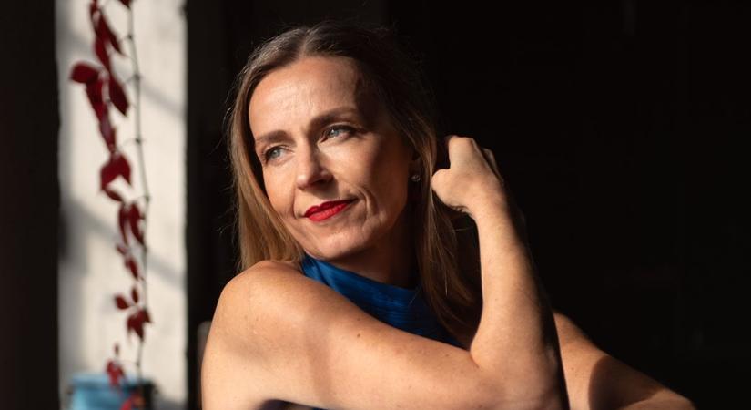 PREMIER! Csodás klippel és új lemezzel kívánt áldott karácsonyt Korpás Éva (ALBUMVIDEÓ)