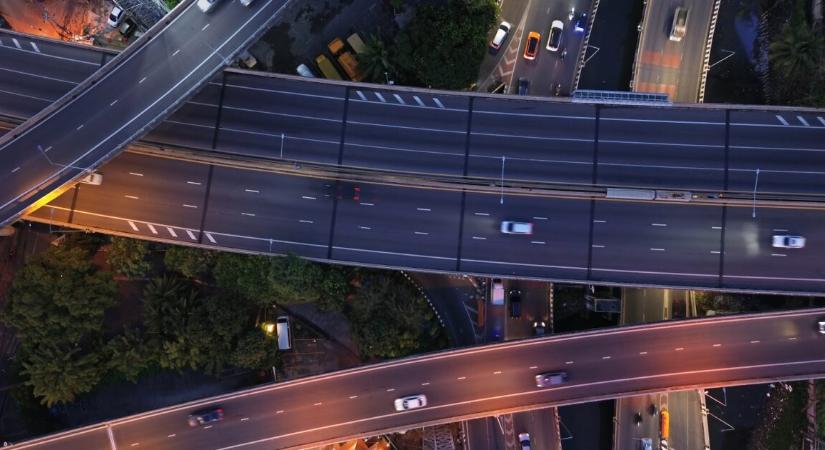 12 éves fiú mentette meg anyja és számtalan autós életét a főúton