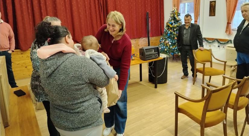 Ilyet ritkán látni: a falu minden családját megajándékozták az ünnepek előtt