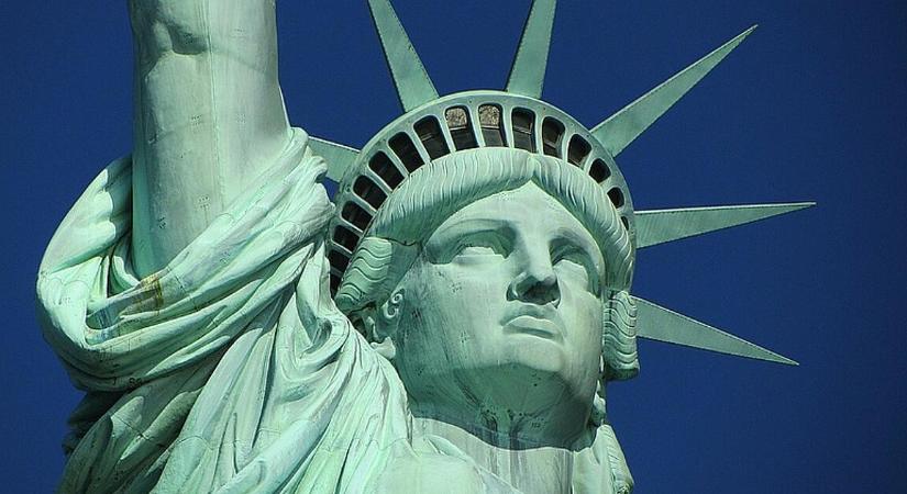 Amerika a trónon marad