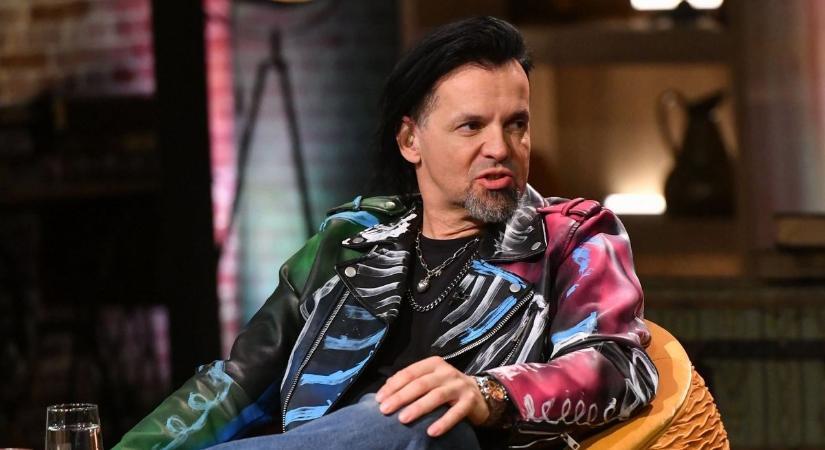 Kenguruként hordozza aprócska kislányát a Tankcsapda dobosa – Cuki fotóval