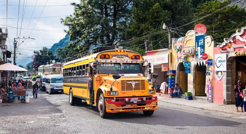 Megdöbbentő buszbaleset történt szombaton – eddig 15 halottról tudni